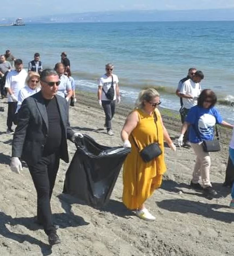 Mavi Bayraklı sahillerde temizlik