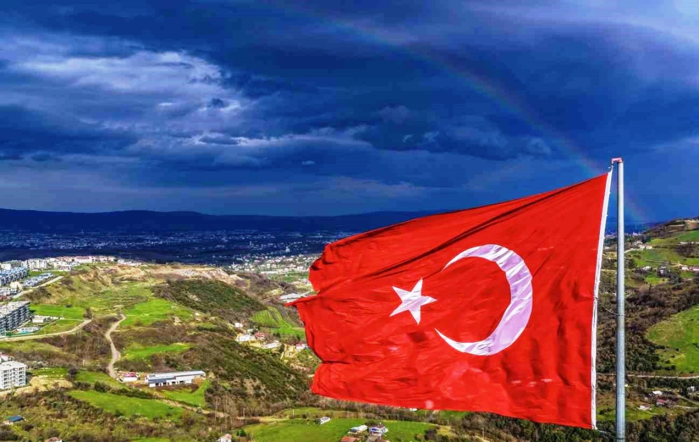 Gökkuşağı ve Türk bayrağı aynı karede buluştu