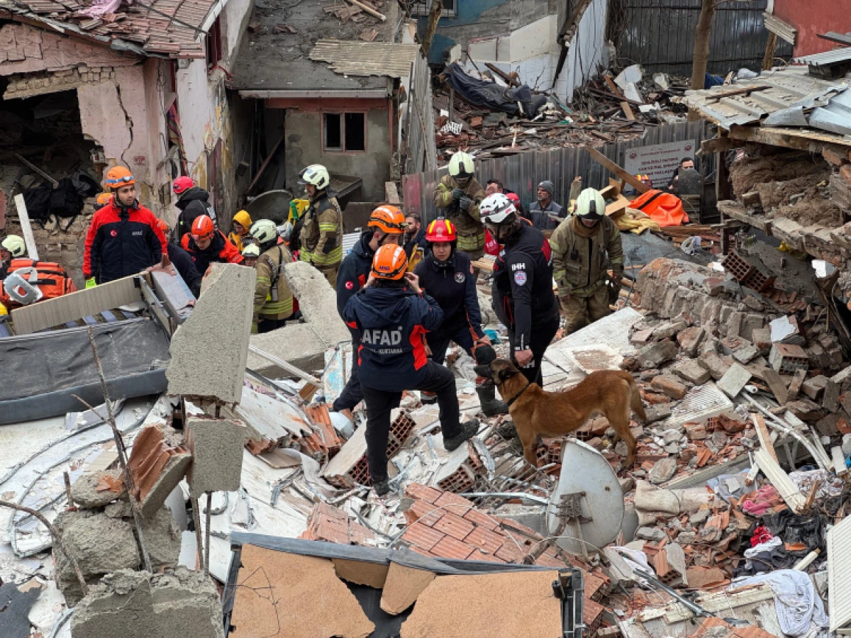 9 kişi göçük altında kaldı, 7 kişi hastaneye sevk edildi