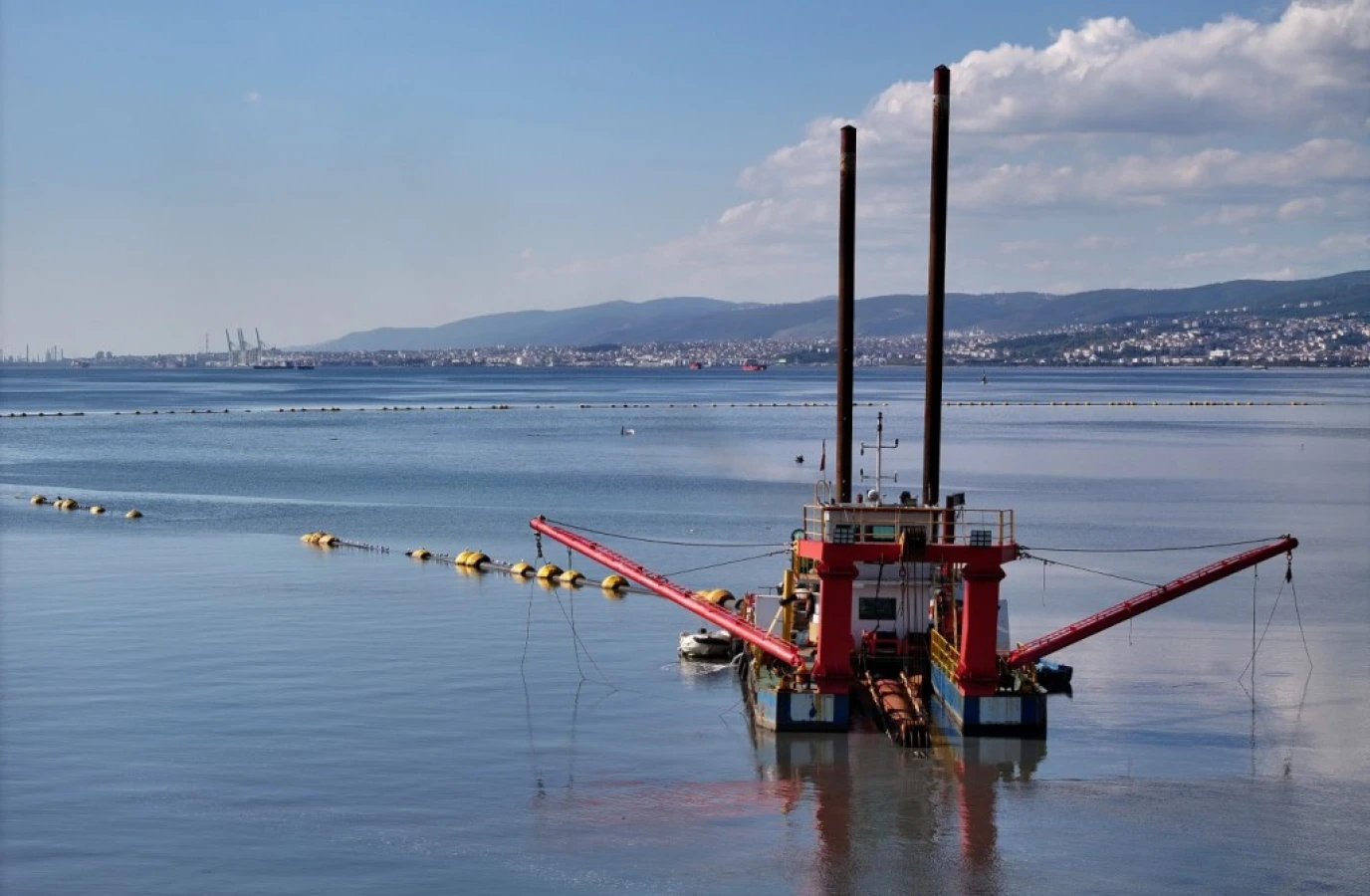İzmit Körfezi'nde 2,4 milyon metreküp dip çamuru çıkarılacak