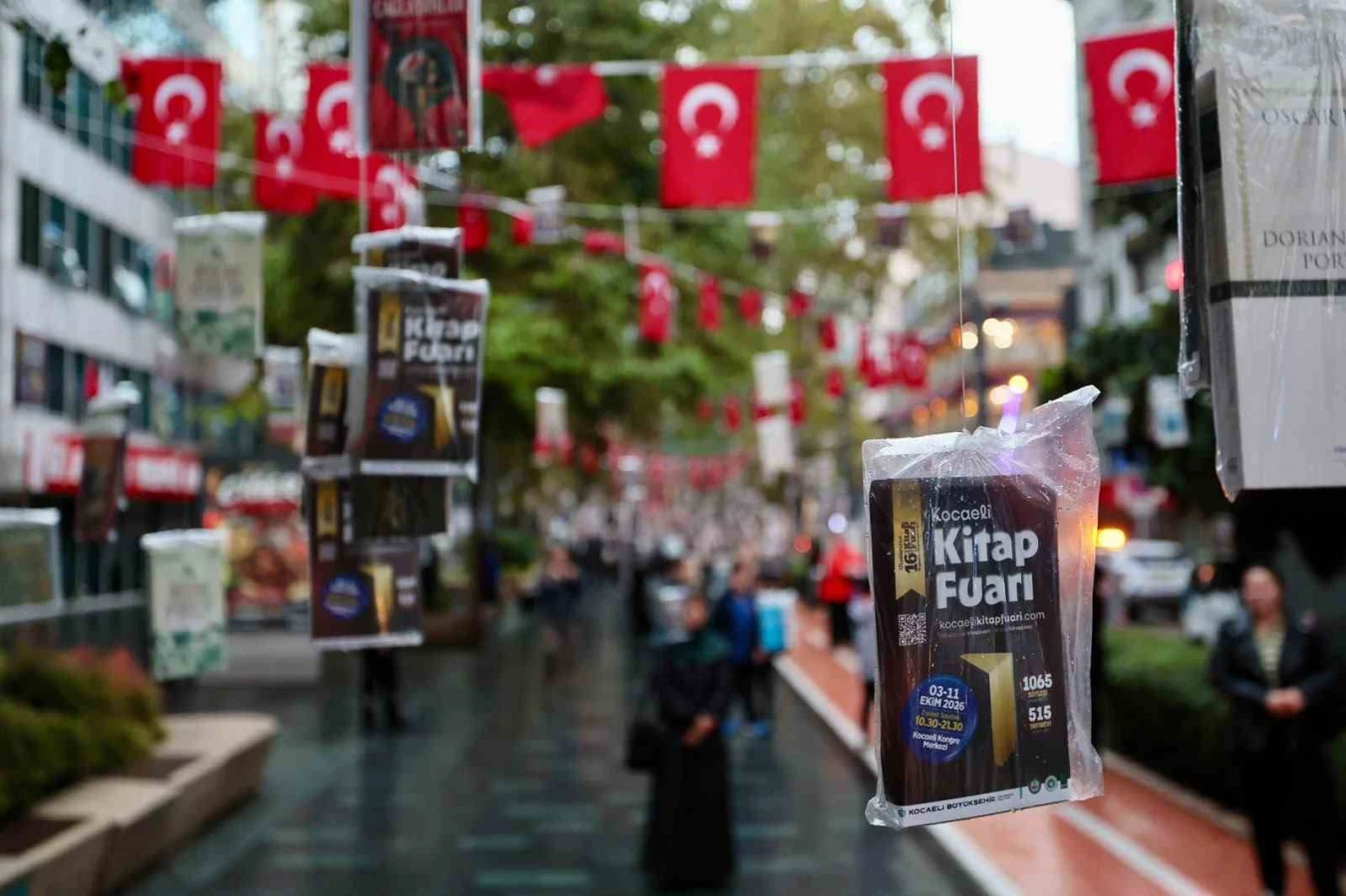 Renkli görüntülerin yaşadığı etkinlikte kitaplar 2 dakika gibi kısa bir sürede toplandı